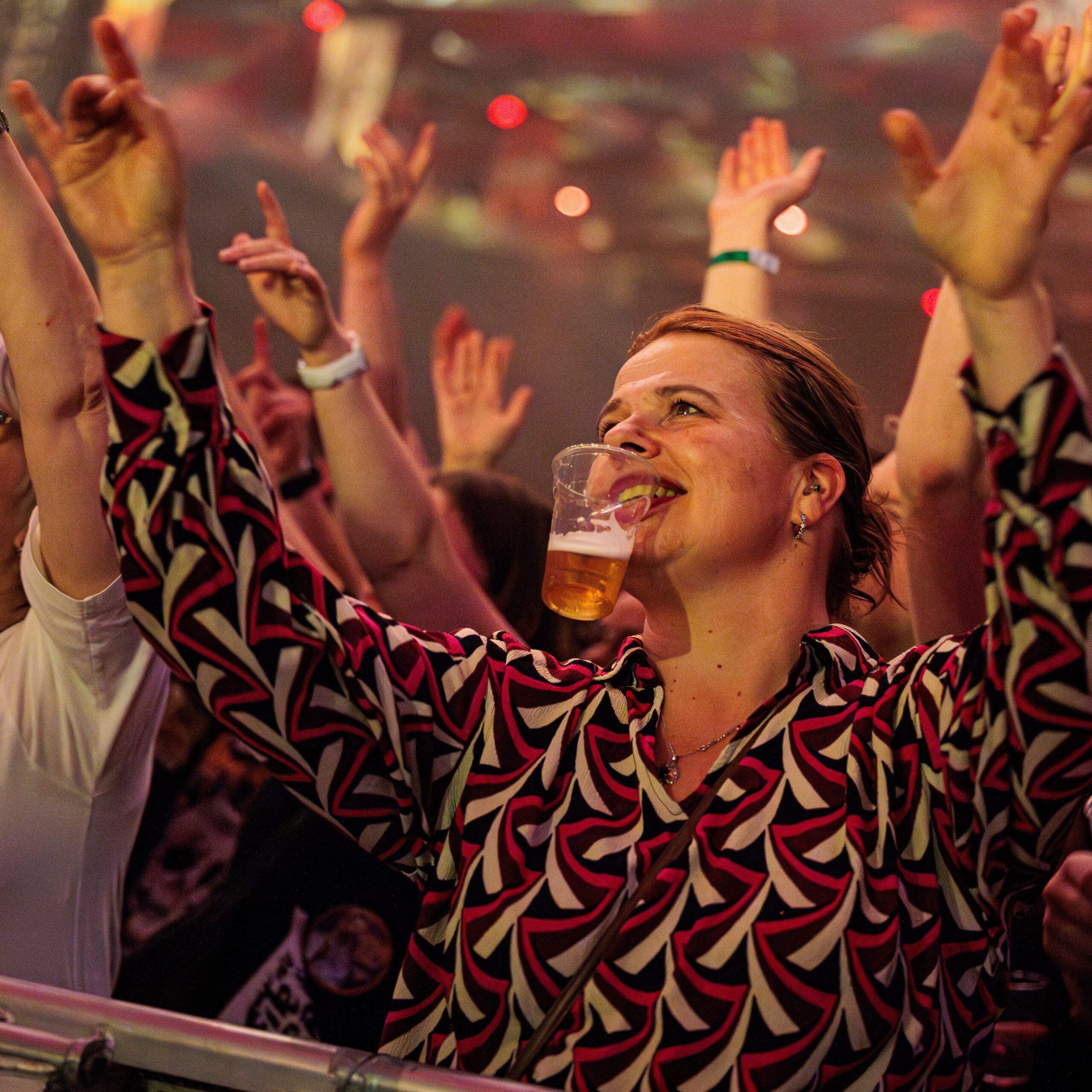 Lak aan de Kak vrouw met bierglas in haar mond